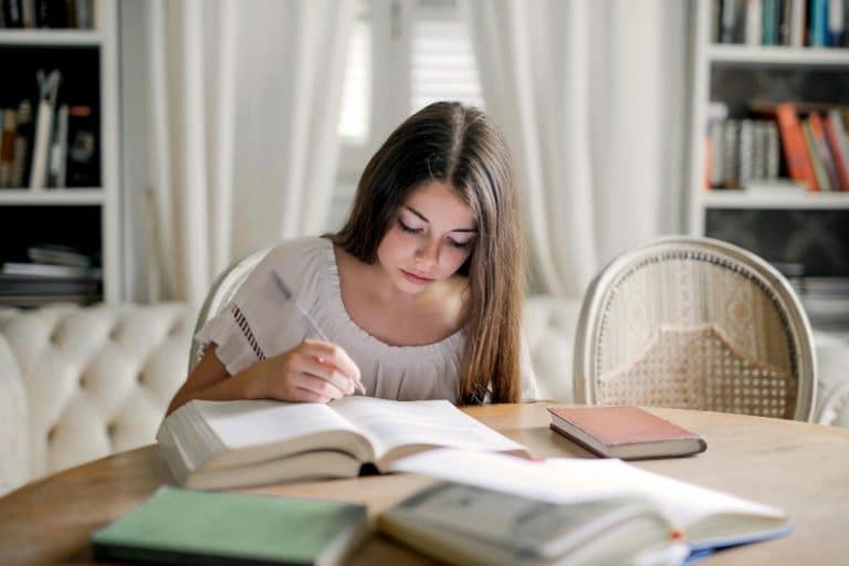 ragazza-che-studia